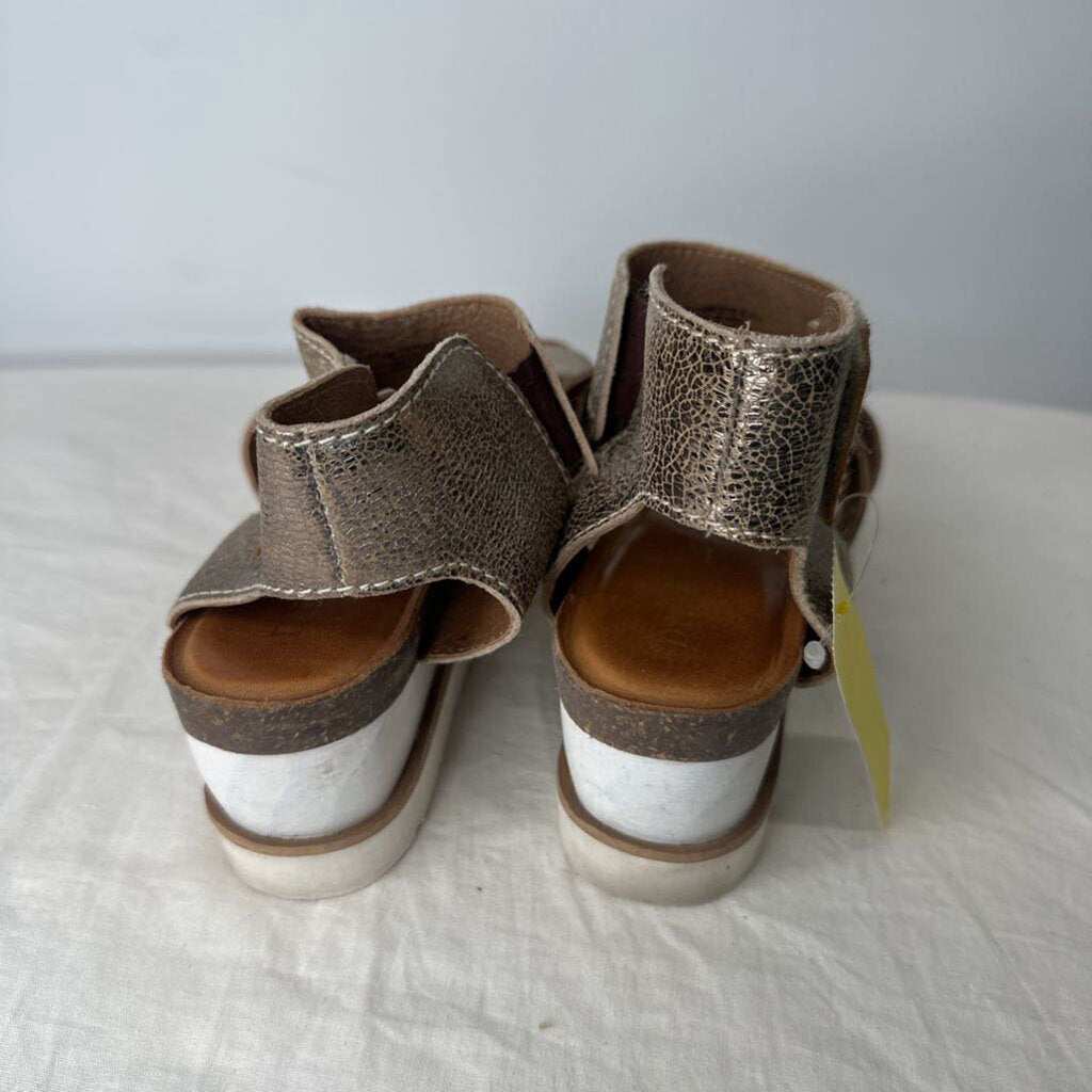 Diba Sandals 8.5 Gold/tan/cream