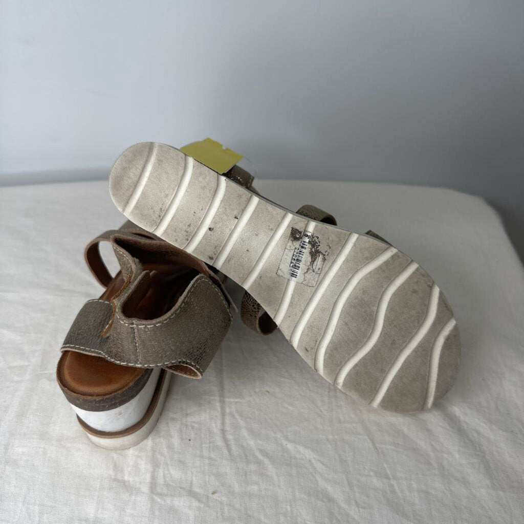 Diba Sandals 8.5 Gold/tan/cream