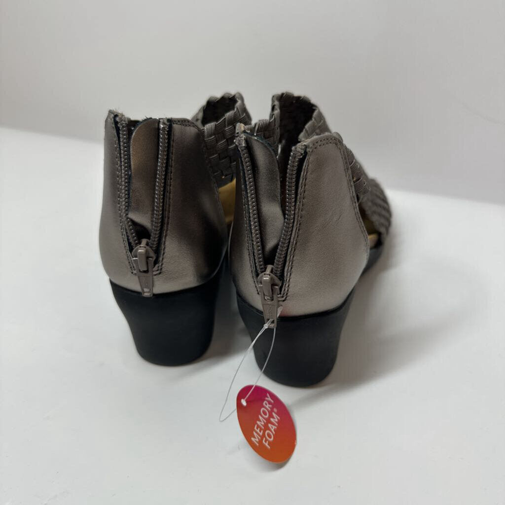 Comfortiva Shoes 8.5 Silver