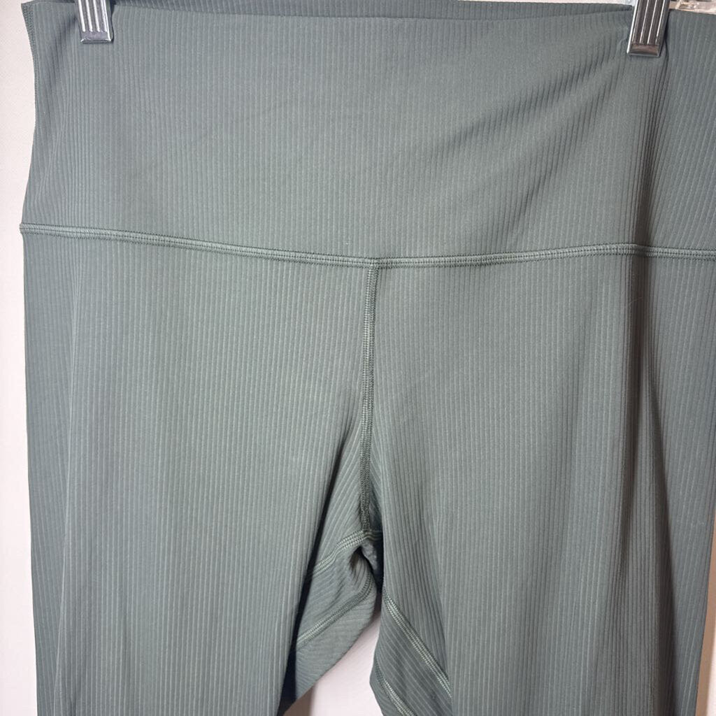 Lululemon Athletic Bottoms 12/L Green