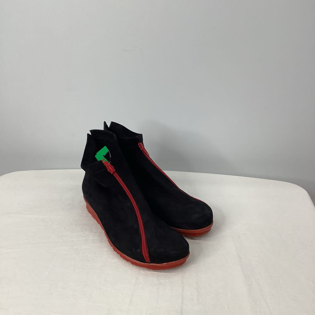 Shoes 9 Black/Red
