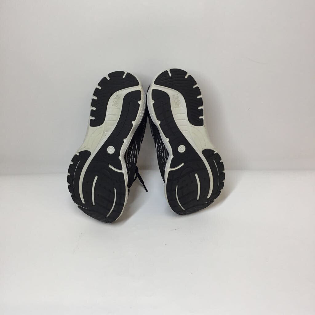 Brooks Shoes 9.5 B/W