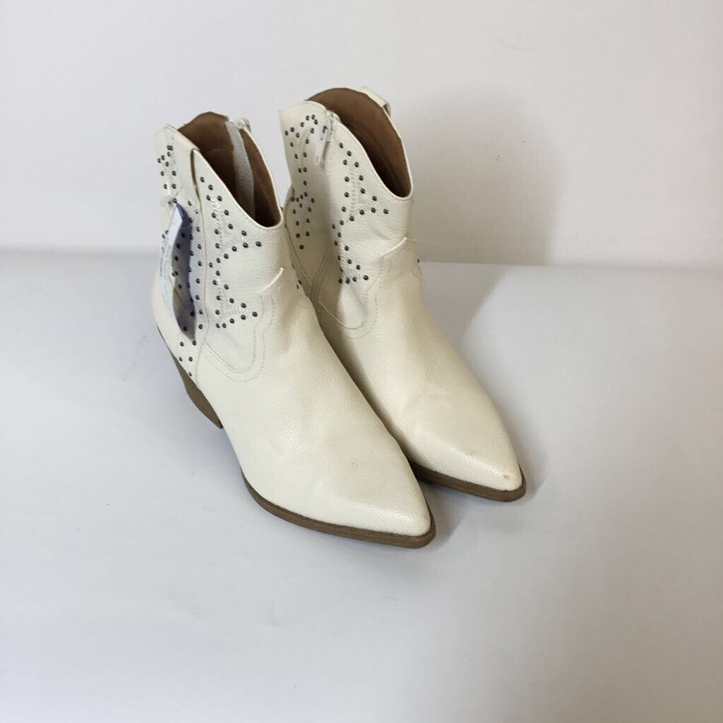 Universal Thread Boots 7 Cream
