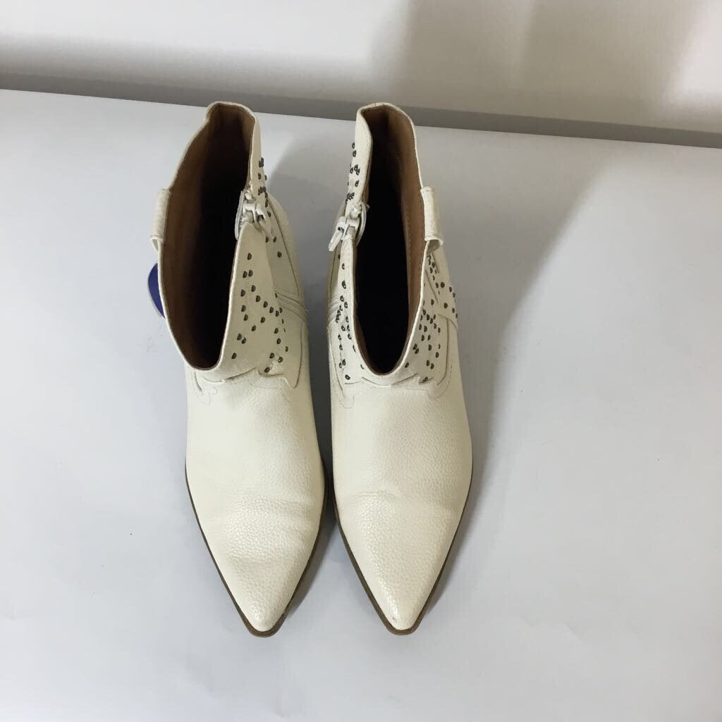 Universal Thread Boots 7 Cream