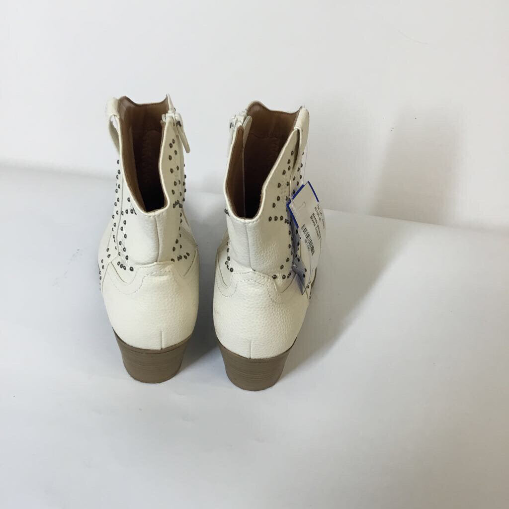 Universal Thread Boots 7 Cream
