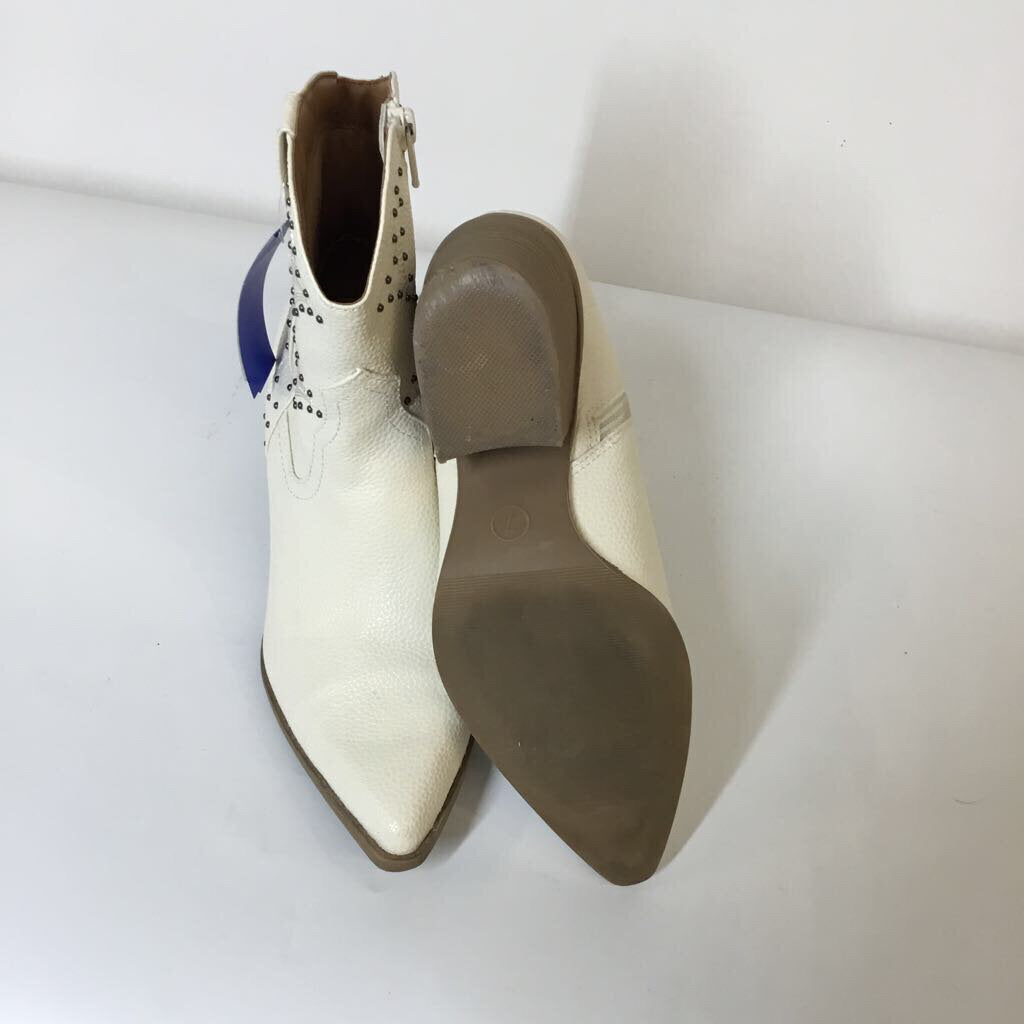 Universal Thread Boots 7 Cream