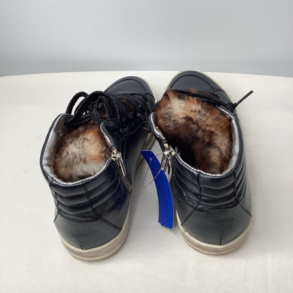 P448 Shoes W7.5 Black/Fur