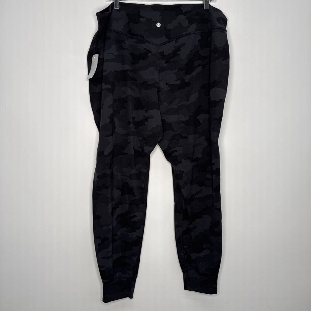 Lululemon Athletic Bottoms XL/18 Black Camo